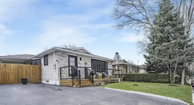 Detached Bungalow on Quiet Cul-de-Sac Move-in ready with separate entrance and basement apartment po...