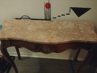 Table antique de marbre rose fait as la main.