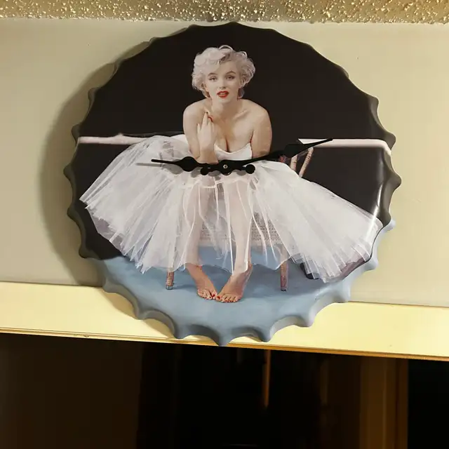 Marilyn Monroe Clock455578107595335680