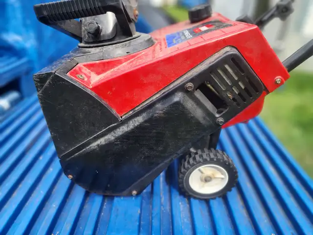 Toro Piwerlite 98cc Engine 16" Width/Cut 2 Stroke Snowblower in Snowblowers in Windsor Region - Image 4