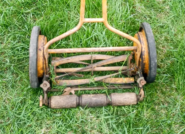 Vintage Metel Lawnmower in Lawnmowers & Leaf Blowers in Longueuil / South Shore - Image 2