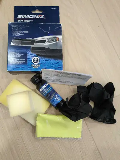 I am selling a new Simoniz Trim Renew kit, designed to bring a better-than-new shine to faded plasti...