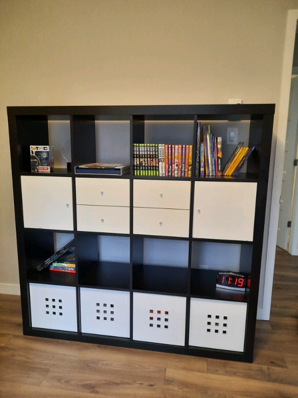 Bibliothèque Kallax Ikea 4x4 avec rangement. Bibliothèques et