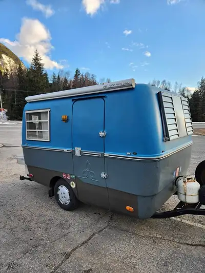 1975 Trillium 1300 Travel Fibreglass Camper Trailer This is a classic 13-foot molded fiberglass "egg...