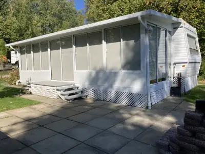 Solarium 3 saisons les murs et le toit sont en styromousse et aluminium laminé de 3’’ très rigide et...