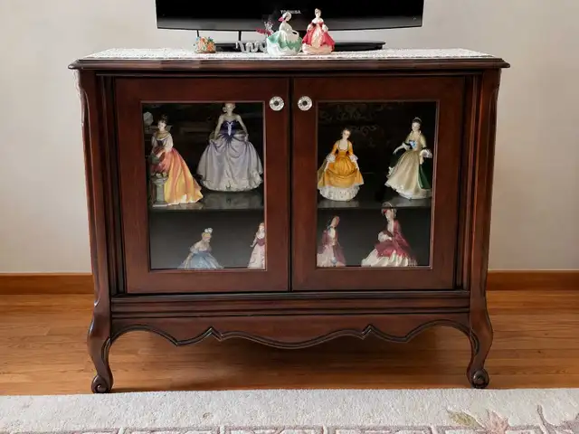 ✨ Beautiful Vintage Wooden Display Cabinet / Curio Cabinet ✨ in Hutches & Display Cabinets in Edmonton - Image 4