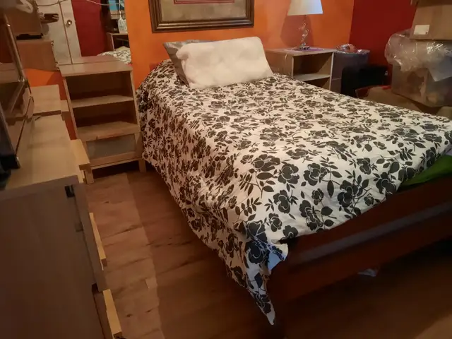 Set de chambre lit simple ,bureau , table de chevet et matelas in Beds & Mattresses in Laval / North Shore - Image 4