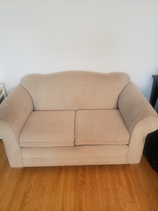 Comfortable love seat (pet,smoke,bug free) Couches & Futons