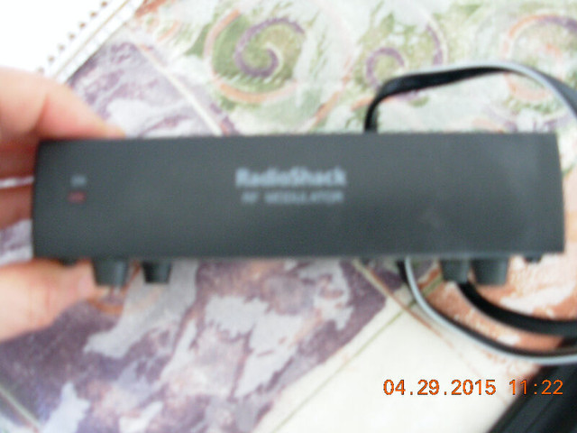 Radio Shack RF Modulator TV accessory 15-1214A,bonne cond.sanfum dans Appareils électroniques  à Longueuil/Rive Sud
