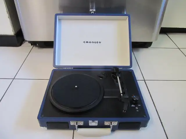 Classic Crosley Blue Stereo Suitcase Turntable Ex Condition!! in Arts & Collectibles in Mississauga / Peel Region - Image 2