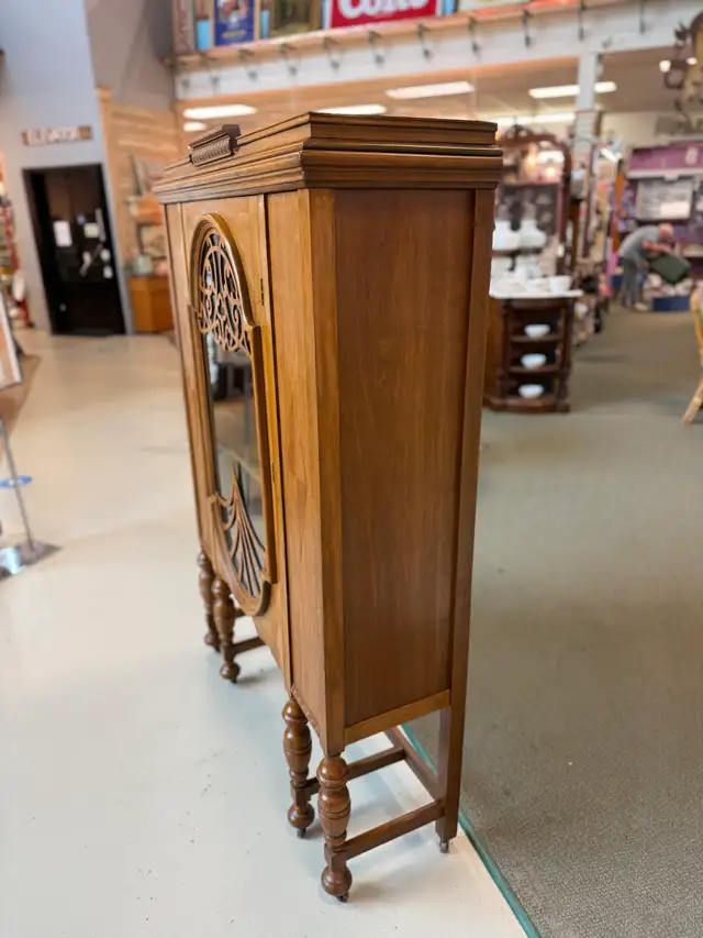 vintage solid wood display cabinet  in Hutches & Display Cabinets in Edmonton - Image 3