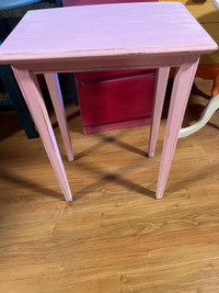 Petite table d’appoint rose rectangulaire 