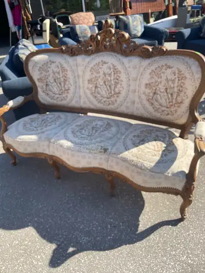Beautiful hand carved Victorian sofa in reasonably good condition. The seat should be recovered, but...