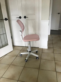 Chair on casters, hydraulic and adjustable. Pink.   New