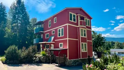Top floor 1 bed+office—Available now