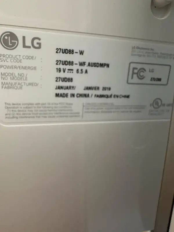 LG 27" 4K Monitor 27UD88-W in Monitors in City of Montréal - Image 4