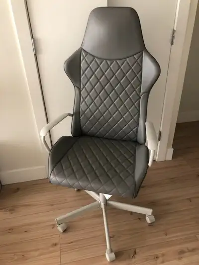 Great chair with diamond stitching Very comfortable No damage Adjustable height Pick up only Please...