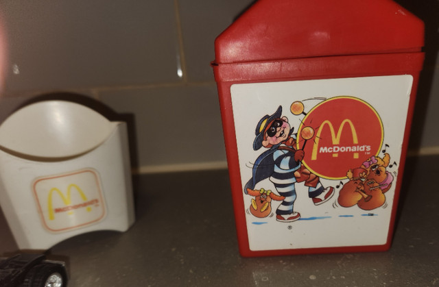 VINTAGE MCDONALD'S PLASTIC HAPPY MEAL BOX & TRUCK in Arts & Collectibles in City of Toronto - Image 3