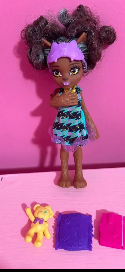 A FEW LIKE NEW MONSTER HIGH DOLLS THEYRE ALL IN GOOD CONDITION THERES NO DAMAGE AT ALL ASKING $40 FI...