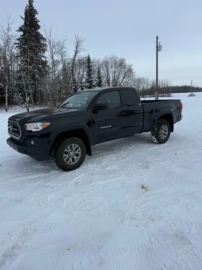2018 Toyota Tacoma SR5, black, 4x4, in mint condition, never smoked in, no accidents, V6 gas engine...