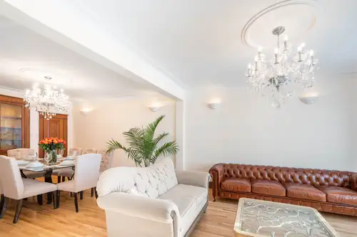 Superbe appartement (4 chambres à coucher avec 2 salle de bain). Parfaitement localisé dans endroit...
