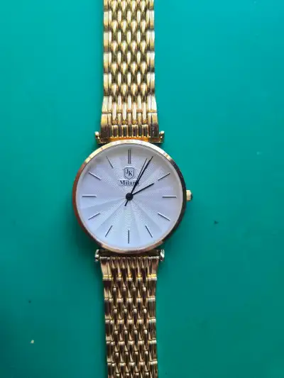 Montre Milano,fond de cadran blanc texturé avec bâtons indicateurs. Montre quartz avec batterie neuv...