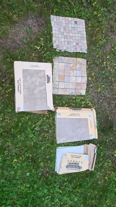 Gratuit. À donner. Tuiles pour salle de bain., View more