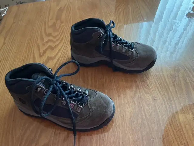 TRÈS BELLES BOTTES DE RANDONNÉES POUR FEMMES GRANDEUR 6 in Women's - Shoes in Laval / North Shore - Image 3