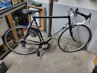 Velo de course Bianchi noir 12 vitesses roues 700c cadre 23.5po, View more