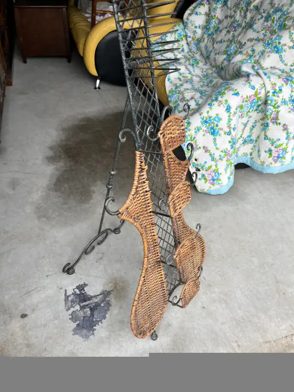 Guitar Metal / Wicker Stand in Home Décor & Accents in Peterborough - Image 9