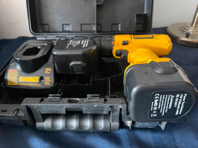 TWO 12 VOLT DEWALT DRILLS, WITH 2 BATTERIES, (1 NEW IN BOX), dans Outils électriques  à Ville de Montréal - Image 3