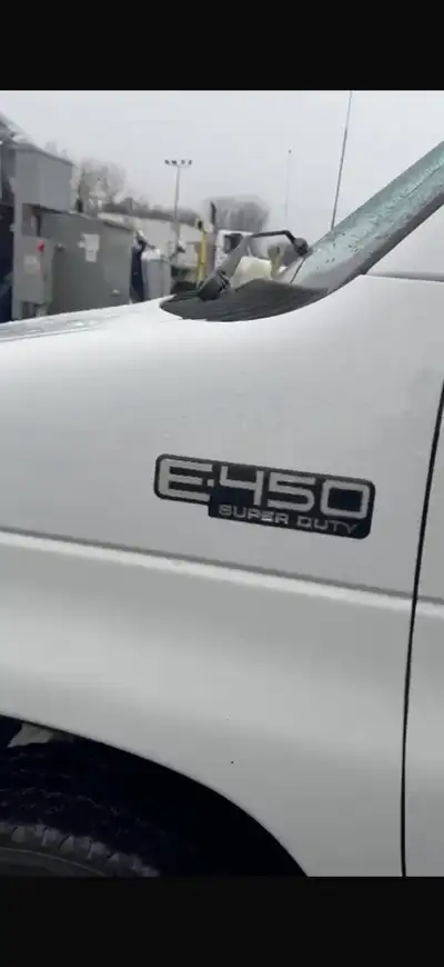 Ford 2005 Diesel F-450. Super duty Sitting Capacity for 3 people 128000 KM All new Injectors 14 feet...
