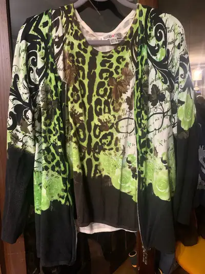 This is a used Modern Times top featuring a vibrant print with leopard and floral designs, perfect f...