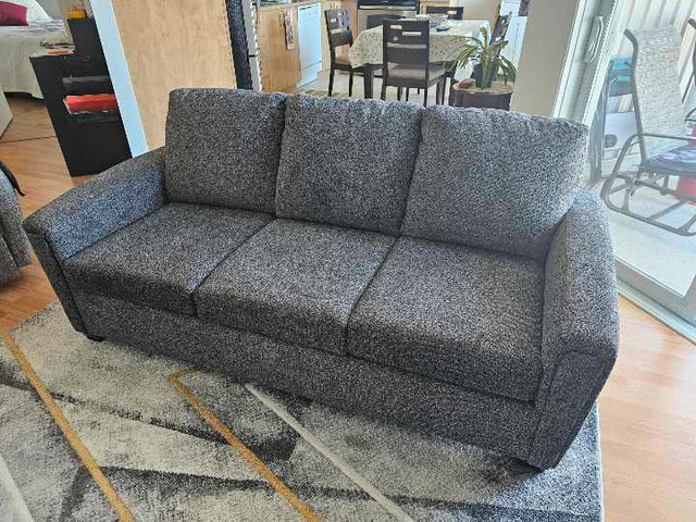 Divan gris 3 places comme neuf dans Sofas et futons  à Trois-Rivières