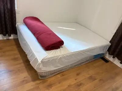 3 bedrooms main floor apt to rent in detached house from Au