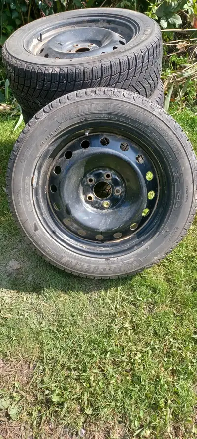 225 55 R18 Michelin X-Ice lightly used for 1 winter with 10/32 still left on tread. Bolt pattern on...