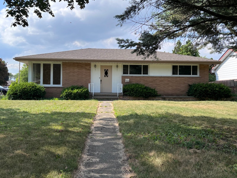 ROOM FOR RENT STEPS FROM ST. CLAIR COLLEGE Room Rentals & Roommates