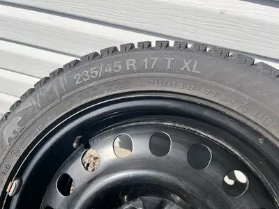 4 pneus d’hiver Gislaved Nord*Frost 235/45 R17 cloutés sur jantes. En excellente condition, ont roul...