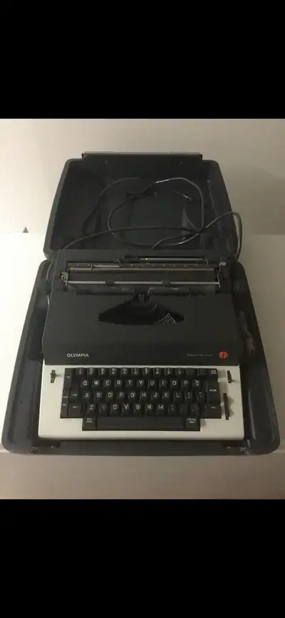 Vintage Typewriter. Posted in buy and sell, art, collectibles in City of Toronto. June 21, 2020
