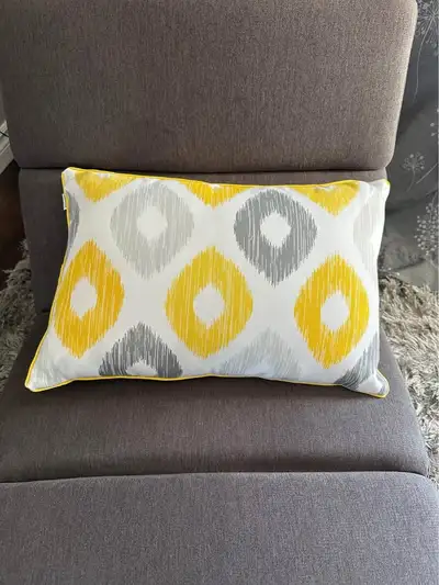 NEUF - Coussin extérieur blanc, jaune et gris, View more