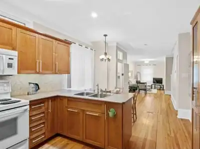 Downtown Ottawa sublet available from late May to late August, with possible renewal. Located at 295...