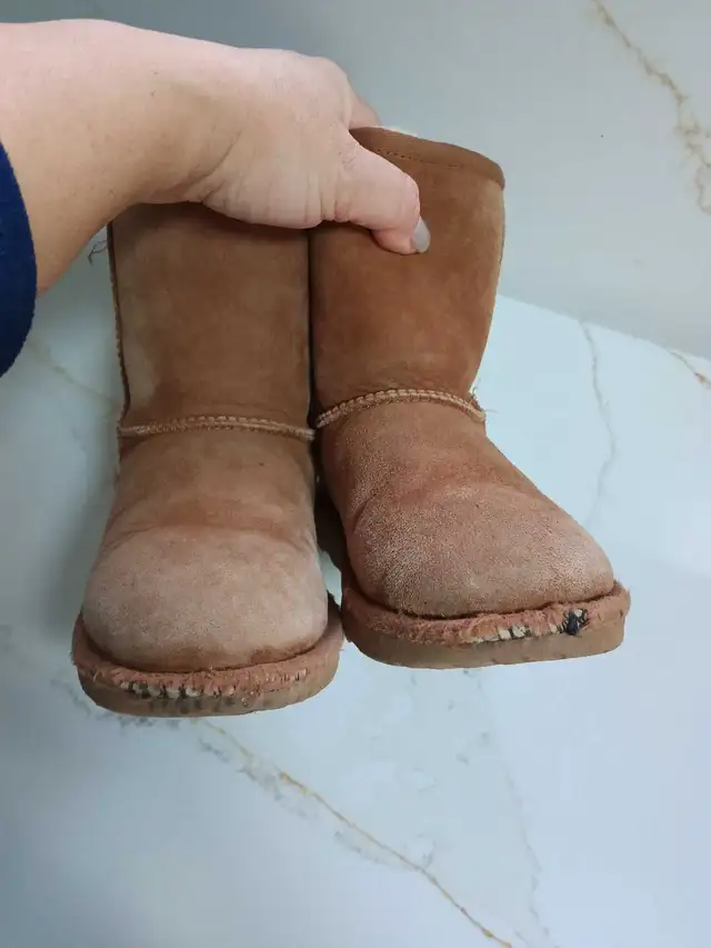 UGG boots size US 1 in Kids & Youth in Oakville / Halton Region - Image 7