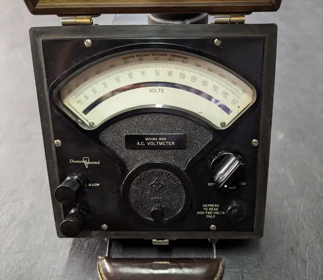 1960 VINTAGE Moving Iron A.C. Analog Voltmeter in Arts & Collectibles in St. Catharines - Image 4