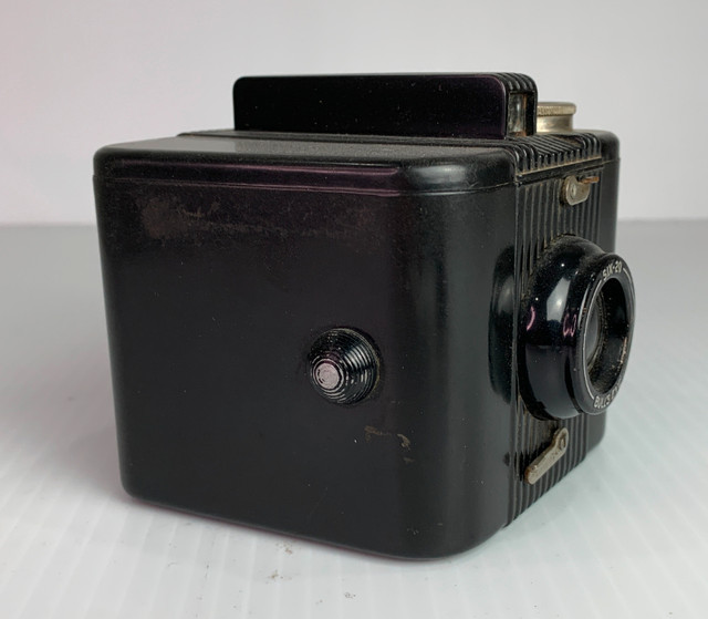 Kodak Bulls Eye Six-20 Bakelite Box Camera in Cameras & Camcorders in City of Toronto - Image 2