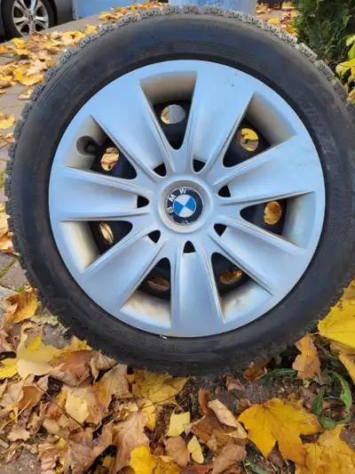 pneus /tires: 205-55R16 Pirelli SottoZero Avec/with rims 5 x 120 bolt pattern conviennent divers veh...