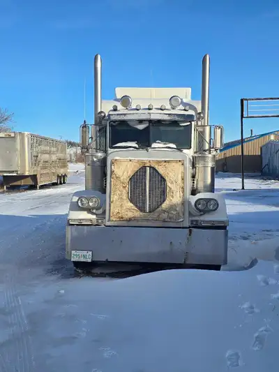 1998 peterbilt 379 N14 replaced before I bought it. Transmission and clutch done december 2024 18 sp...