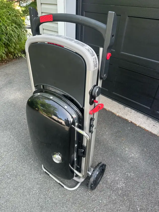 Weber Traveler Portable Propane Grill used twice. in BBQs & Outdoor Cooking in Cole Harbour - Image 3