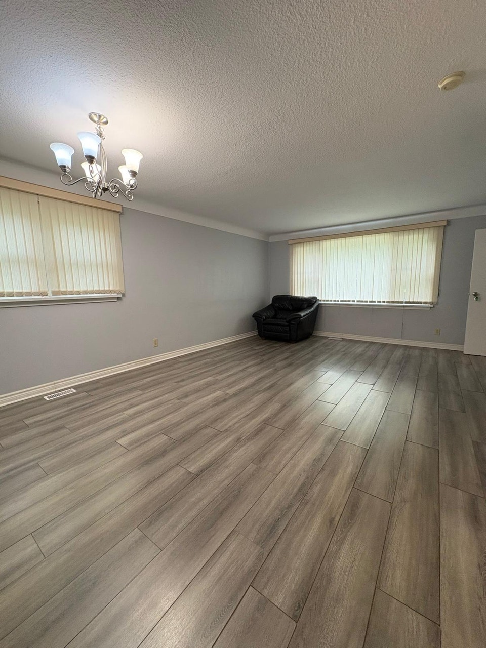 Nice main floor  2 bedroom unit - utilities included 4