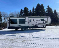 2015 Alipine by Keystone 5th Wheel Camper