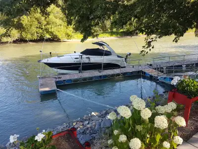 remorque 3 essieux 800 heures 2 moteurs Mercruiser 4.3 2 pieds Bravo 3 GPS Garmin 2 refrigerateur 1...